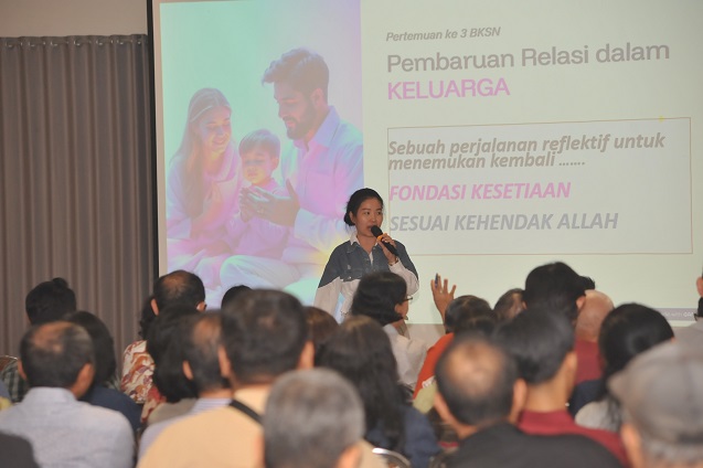 FOTO Pemateri 3 Theresia Mery PAKAI